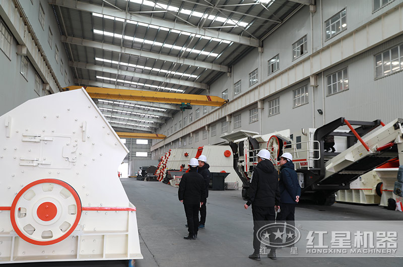 客戶一行來(lái)廠參觀新型重錘式破碎機(jī)