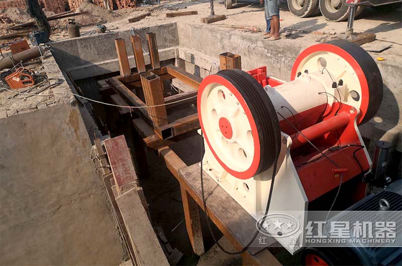 顎式破碎機(jī)現(xiàn)場(chǎng)