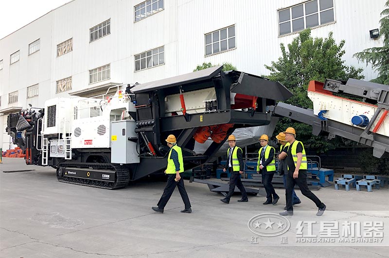 客戶來廠考察帶發(fā)電機(jī)移動(dòng)式碎石機(jī)設(shè)備