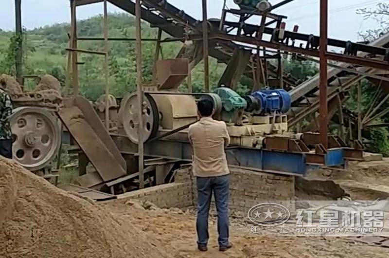 對輥機破碎河卵石現場
