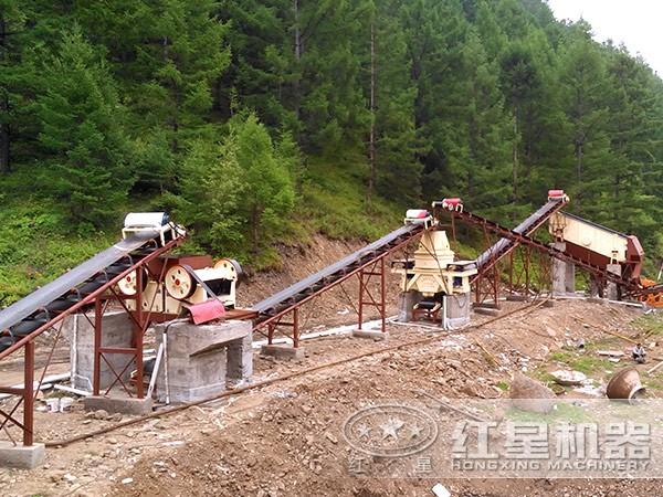 石灰石破碎生產線現場作業(yè)圖