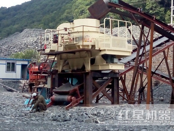 青石、煤矸石一小時300噸破碎設備現場作業圖