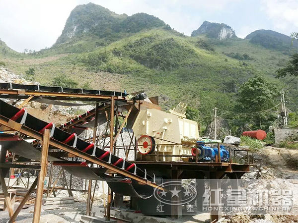 PF反擊式碎石機_嗑石機作業(yè)現(xiàn)場圖