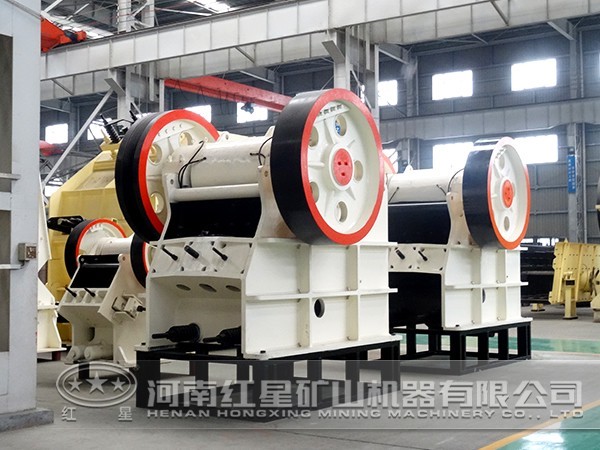 新型外動顎低矮顎式破碎機(jī)